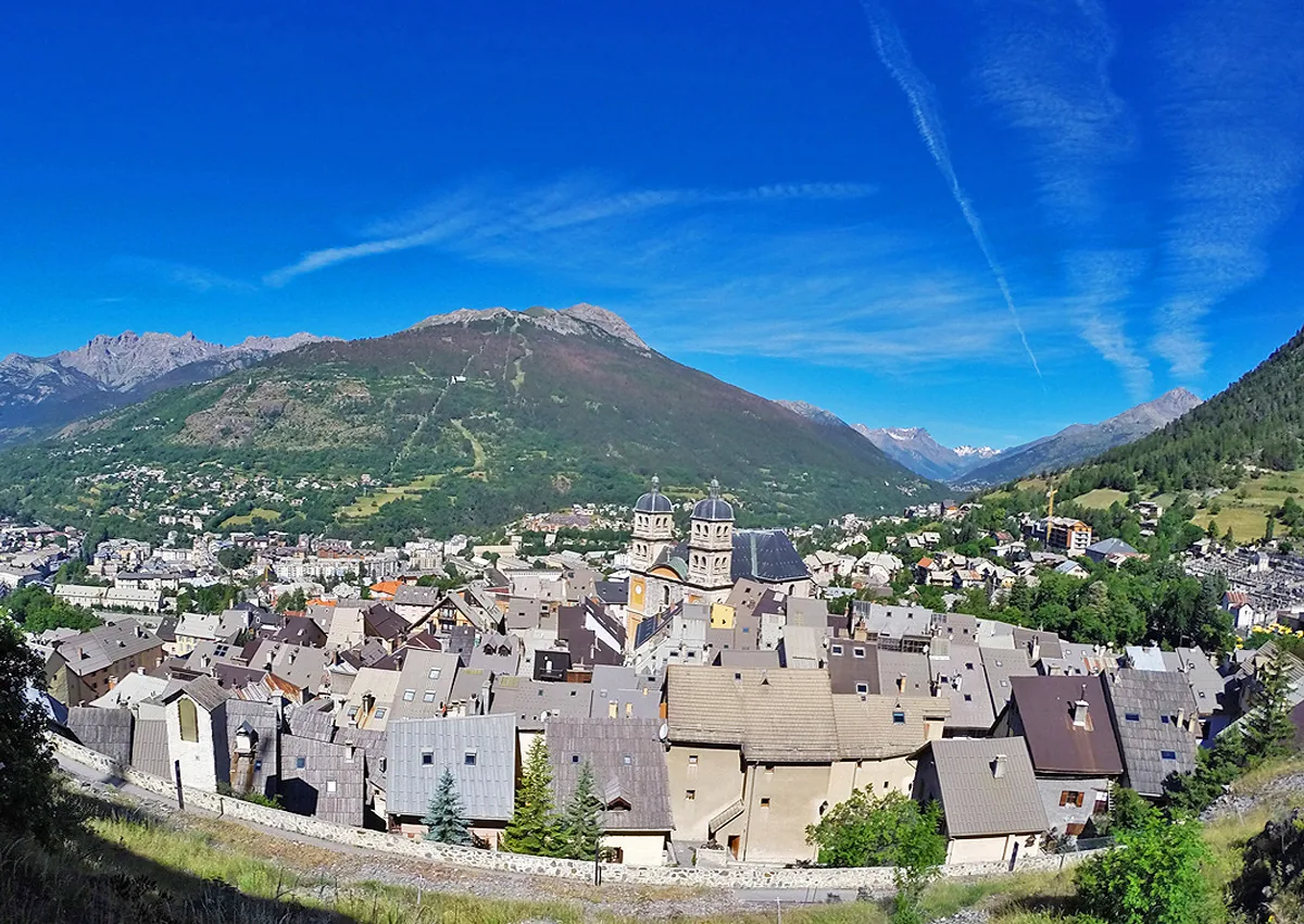 Panoramic view of Briançon’s rooftops beneath the surrounding Alps
